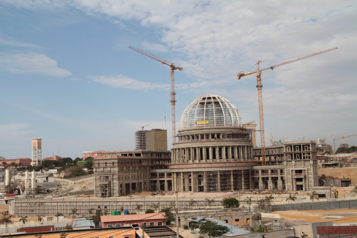 Edifício Sede Da Assembleia Nacional De Angola Em Luanda - Teixeira ...