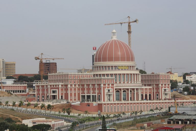 Edifício Sede Da Assembleia Nacional De Angola Em Luanda - Teixeira ...